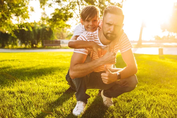 Smiling Father Spending Time His Little Son Park Playing Grass — Stock Photo, Image