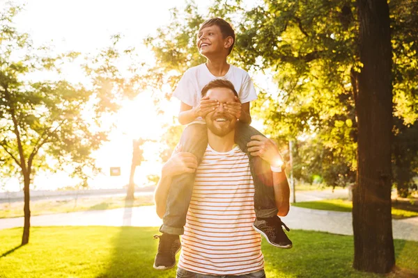 Imagem Jovem Pai Feliz Divertindo Com Seu Filho Livre Parque — Fotografia de Stock