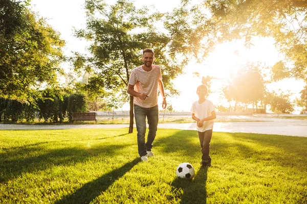 Sonriente Padre Pasando Tiempo Con Pequeño Hijo Parque Jugando Fútbol — Foto de Stock
