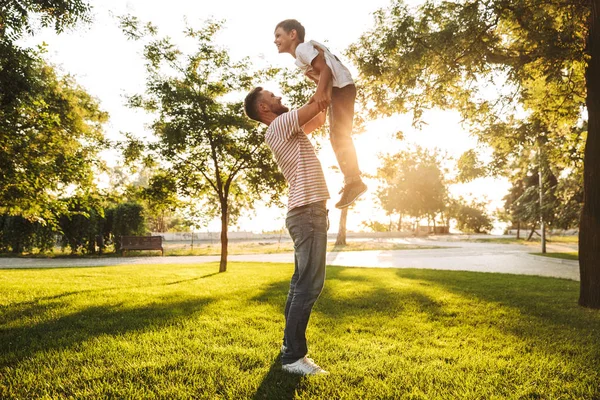 Smiling Father Spending Time His Little Son Park Playing Grass — Stock Photo, Image