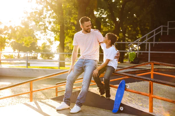 Sorrindo Pai Passar Tempo Com Seu Filho Parque Skate Abraçando — Fotografia de Stock