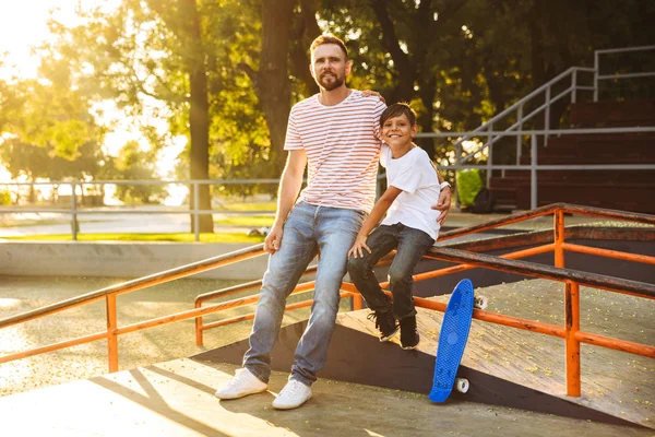 Щасливий Батько Проводить Час Своїм Маленьким Сином Скейт Парку Обіймаючи — стокове фото