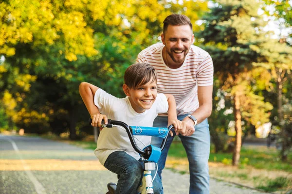 Excited Father His Son Having Fun Together Green Park Teaching — Stock Photo, Image
