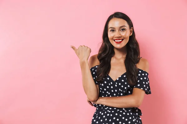 Immagine Felice Giovane Donna Asiatica Posa Sfondo Rosa Che Punta — Foto Stock