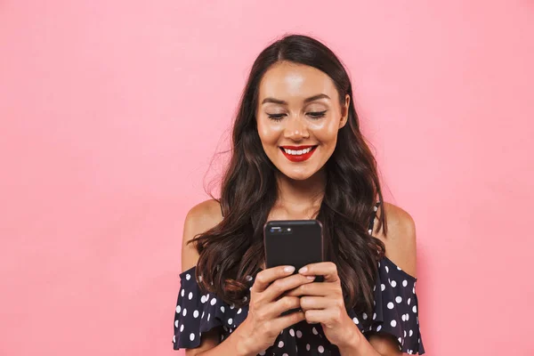 Foto Jovem Alegre Animado Isolado Sobre Fundo Rosa Usando Telefone — Fotografia de Stock