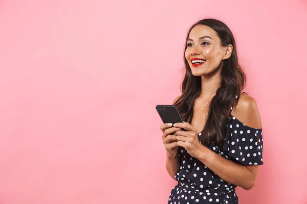 Foto Jovem Alegre Animado Isolado Sobre Fundo Rosa Usando Telefone — Fotografia de Stock