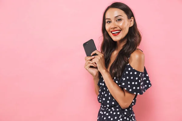 Foto Jovem Alegre Animado Isolado Sobre Fundo Rosa Usando Telefone — Fotografia de Stock