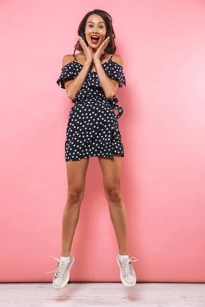 Imagen Completa Mujer Morena Feliz Sorprendida Vestido Saltando Mirando Cámara — Foto de Stock