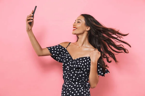 Imagen Mujer Morena Alegre Vestido Haciendo Selfie Teléfono Inteligente Sobre — Foto de Stock