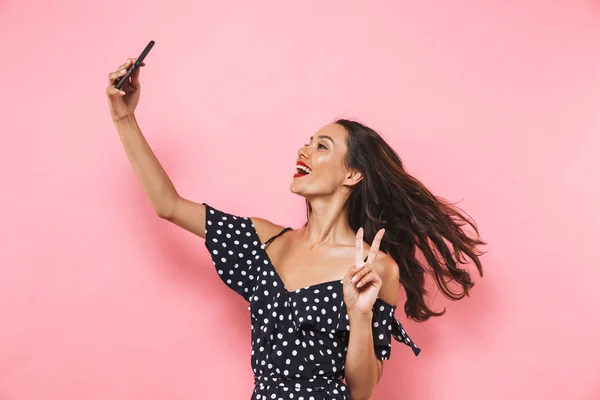 Mulher Morena Feliz Vestido Fazendo Selfie Smartphone Mostrando Gesto Paz — Fotografia de Stock