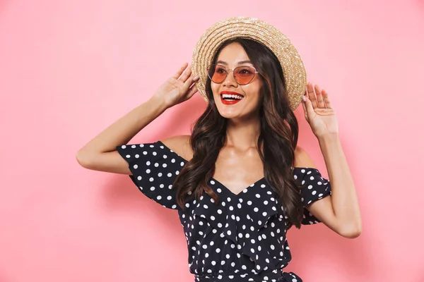 Mujer Morena Agradable Sombrero Paja Gafas Sol Posando Mientras Mira — Foto de Stock