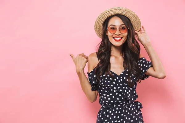 Felice Donna Bruna Cappello Paglia Occhiali Sole Che Puntano Lontano — Foto Stock