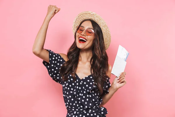 Cheerful Brunette Woman Straw Hat Sunglasses Preparing Trip While Rejoices — Stock Photo, Image