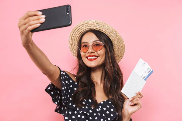 Lächelnde Brünette Frau Mit Strohhut Und Sonnenbrille Macht Selfie Auf — Stockfoto