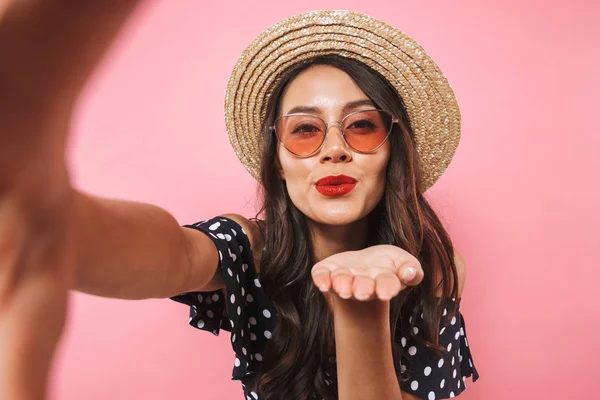 모자와 선글라스 카메라 보냅니다 Selfie를 만들기에서 여자를 기쁘게 — 스톡 사진