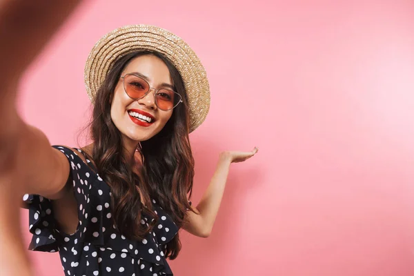 Smiling Brunette Woman Straw Hat Sunglasses Making Selfie While Holding — Stock Photo, Image