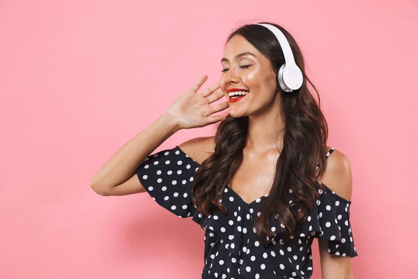 Mujer Morena Sonriente Vestido Auriculares Escuchando Música Con Los Ojos — Foto de Stock