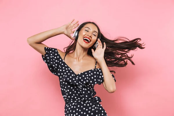 Mulher Morena Alegre Vestido Fones Ouvido Ouvindo Música Com Olhos — Fotografia de Stock