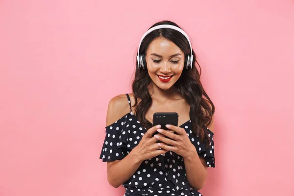 Lachende Brunette Vrouw Jurk Koptelefoon Muziek Luisteren Tijdens Het Gebruik — Stockfoto