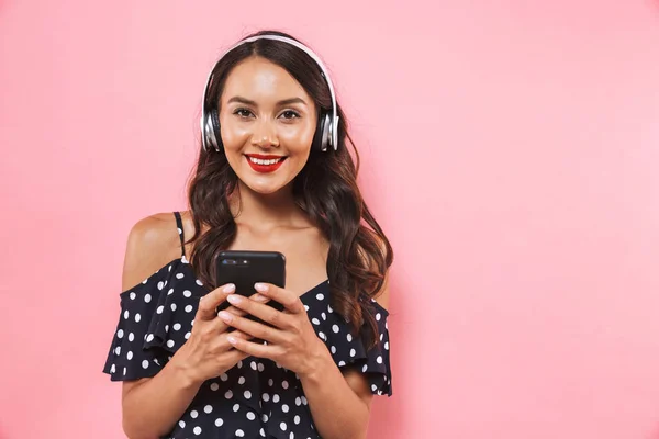 Mujer Morena Sonriente Vestido Auriculares Escuchando Música Mientras Sostiene Teléfono — Foto de Stock