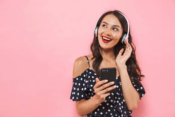 Mujer Morena Feliz Vestido Auriculares Escuchando Música Mientras Sostiene Teléfono — Foto de Stock