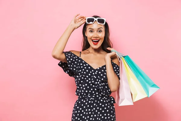 Verbaasd Gelukkig Brunette Vrouw Jurk Opstijgen Zonnebrillen Kijken Naar Camera — Stockfoto