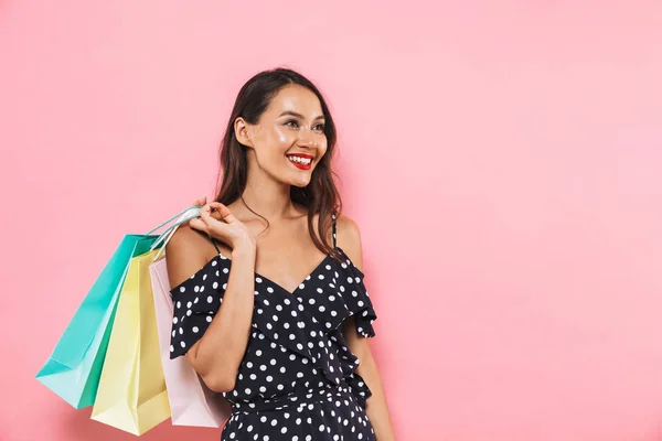 Gelukkig Brunette Vrouw Jurk Pakketten Houden Weg Overziet Roze Achtergrond — Stockfoto