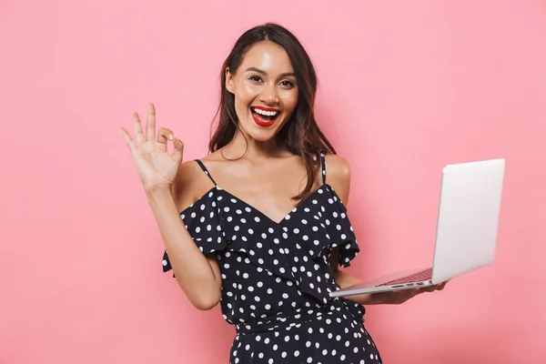 Foto Mulher Bonita Feliz Isolado Sobre Fundo Rosa Usando Computador — Fotografia de Stock