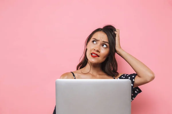Photo Confused Displeased Beautiful Woman Isolated Pink Background Using Laptop — Stock Photo, Image