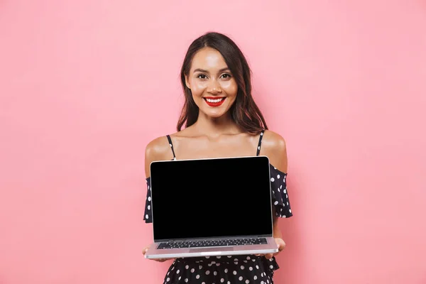 Foto Mujer Hermosa Aislada Sobre Fondo Rosa Que Muestra Visualización — Foto de Stock