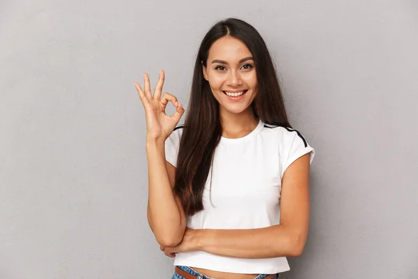 Foto Nahaufnahme Von Charmanten Frau Mit Langen Dunklen Haaren Lächelnd — Stockfoto