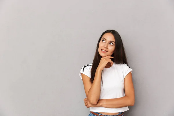 Foto Mujer Europea Años Con Pelo Largo Oscuro Sonriendo Mirando —  Fotos de Stock