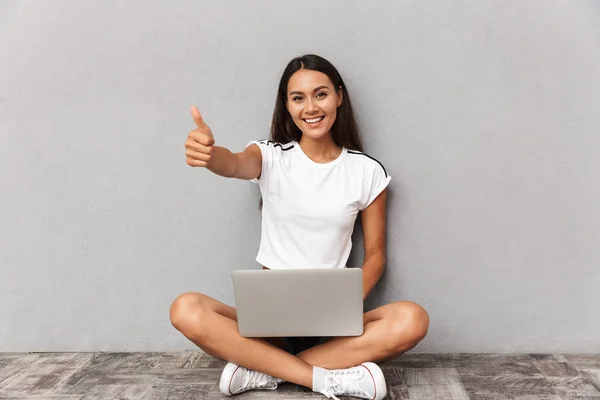 Immagine Felice Giovane Donna Seduta Isolata Sfondo Grigio Con Computer — Foto Stock