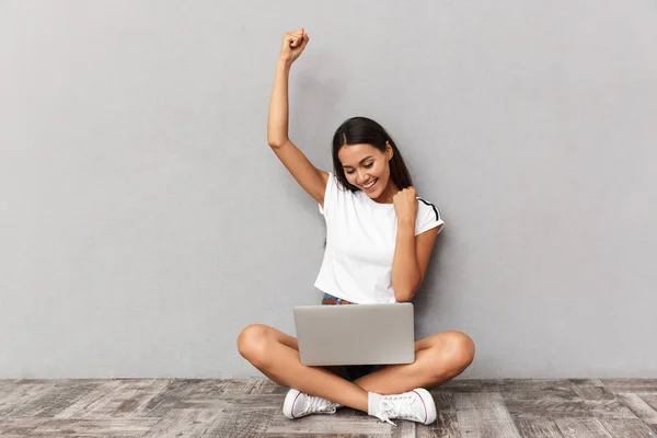 Imagem Jovem Mulher Feliz Sentada Isolada Sobre Fundo Cinza Usando — Fotografia de Stock