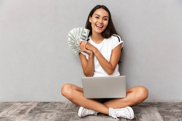 Imagem Jovem Feliz Animado Sentado Isolado Sobre Fundo Cinza Usando — Fotografia de Stock