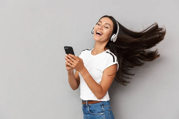 Imagen Una Joven Feliz Mujer Emocional Usando Teléfono Móvil Escuchando — Foto de Stock