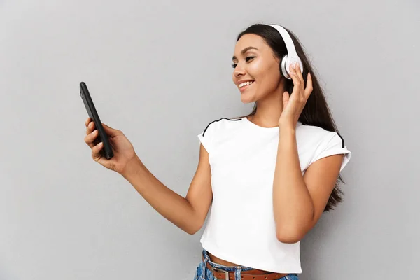 Imagen Una Joven Feliz Mujer Emocional Usando Teléfono Móvil Escuchando — Foto de Stock