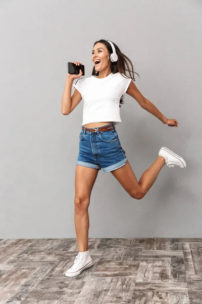 Imagen Una Joven Feliz Mujer Emocional Usando Teléfono Móvil Escuchando — Foto de Stock