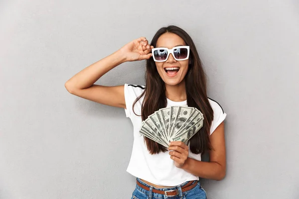 Foto Mujer Caucásica Con Pelo Largo Oscuro Gafas Sol Sonriendo — Foto de Stock