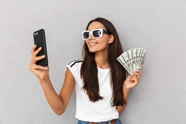 Foto Una Mujer Encantadora Con Pelo Largo Oscuro Gafas Sol — Foto de Stock