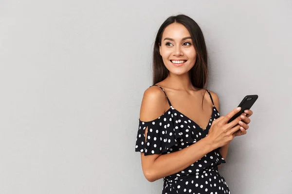 Foto Uma Jovem Feliz Isolada Sobre Fundo Cinza Usando Telefone — Fotografia de Stock