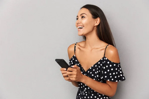 Foto Uma Jovem Feliz Isolada Sobre Fundo Cinza Usando Telefone — Fotografia de Stock