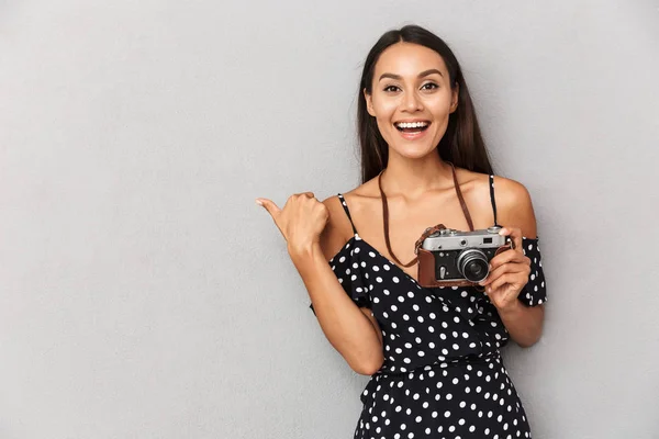 Zdjęcie Fotografa Wesoły Emocjonalne Kobieta Młody Białym Tle Nad Szarym — Zdjęcie stockowe