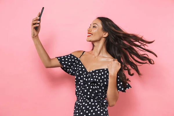Imagine Vesel Bruneta Femeie Rochie Face Selfie Smartphone Fundal Roz — Fotografie, imagine de stoc