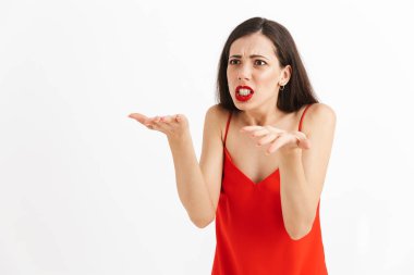 Çığlık öfkeli genç güzel kadının poz görüntü izole.