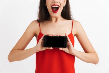 Beyaz arka plan üzerinde izole içinde bir mutlu genç kadın boş ekran cep telefonu gösterilen resim kırpılmış