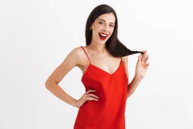 Beyaz arka plan üzerinde izole içinde bir neşeli genç kadın ayakta poz portresi