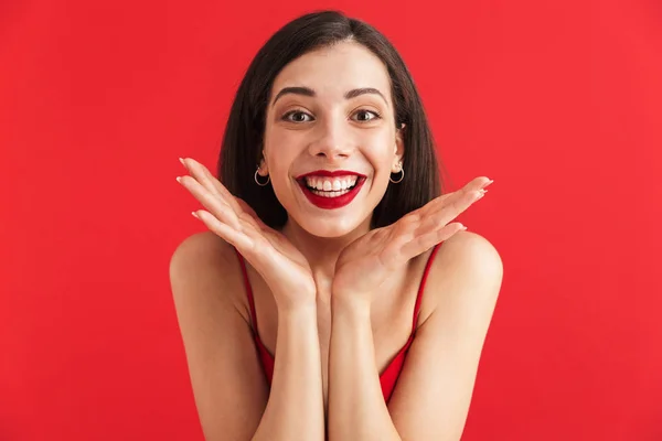 Portrait Une Jeune Femme Excitée Robe Isolée Sur Fond Rouge — Photo