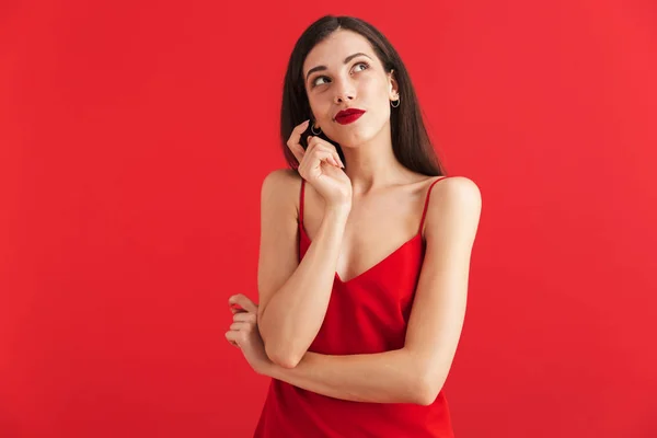 Retrato Una Joven Reflexiva Vestida Aislada Sobre Fondo Rojo Mirando — Foto de Stock