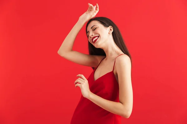 Portrét Veselá Mladá Žena Šaty Izolované Červeném Pozadí Tanec — Stock fotografie